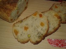 Ziarnisto - maślankowy chlebek z morelami 