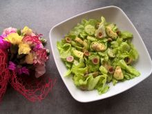 Zielona sałatka z awokado, ogórkiem i oliwkami