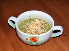 zielona zupa z chrupiącym makaronem