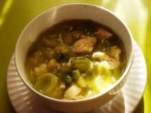 Zielona zupa z porem i cukinia