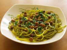 Zielono-żółte spaghetti w sosie serowym