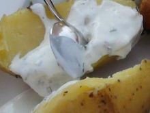 Ziemniaczki z jogutowo-czosnkowym sosem 
