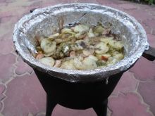 Ziemniaki pieczone w kociołku na ognisku