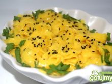 Złocisty makaron ryżowy w  czarne piegi