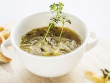 Zupa cebulowa z serem gruyere