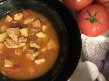 Zupa gulaszowa ze schabem i pomidorami