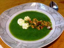 Zupa krem z brokułów z płatkami migdałowymi 