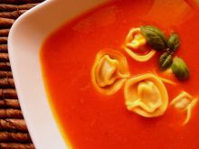 Zupa krem z dyni i pomidorów z pierożkami ravioli