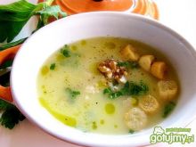 Zupa -krem z selera z serem i orzechami