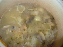 Zupa pieczarkowa z makaronem muszelki 