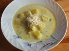 Zupa podana z żółtym serem