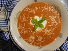 Zupa pomidorowa z żółtym serem