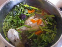 Zupa warzywna z fioletowym brokułem