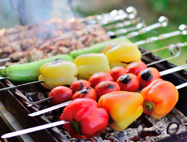 Świetny pomysł na letniego grilla - marynowane warzywa i owoce