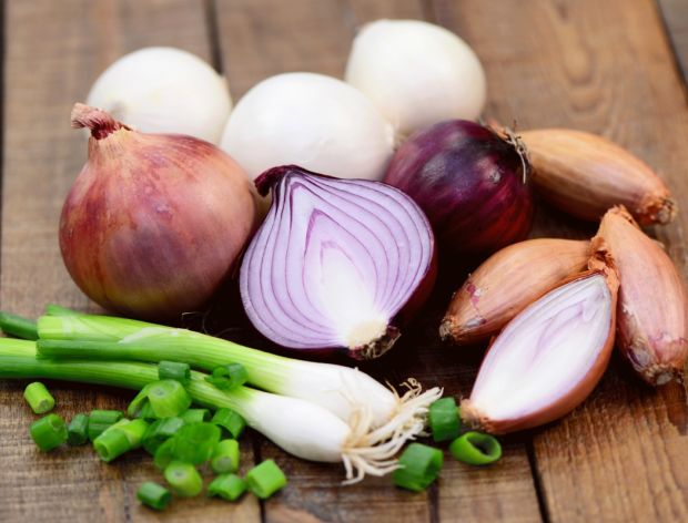 Jak perfekcyjnie smażyć i karmelizować cebulę?