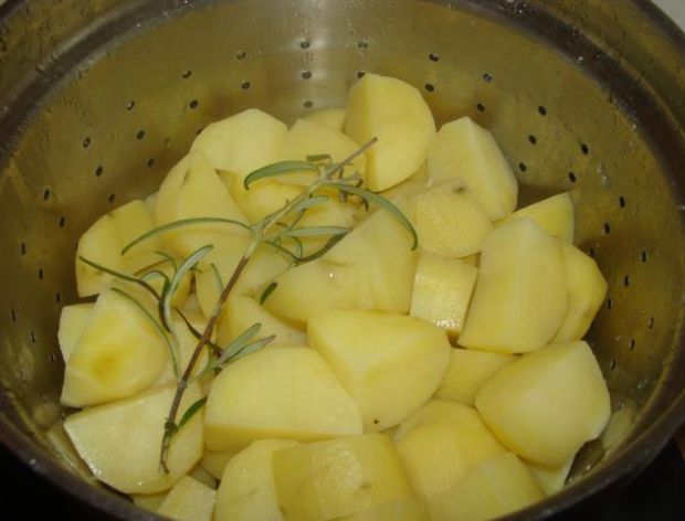 Jak podrasować gotowane ziemniaki?