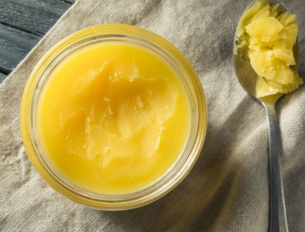 Dlaczego warto klarować masło? Poznaj właściwości tego rodzaju tłuszczu!