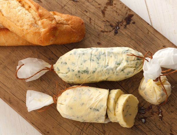 Jak zrobić domowe masło czosnkowe?