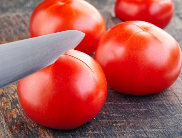 Jak łatwo obrać pomidora?