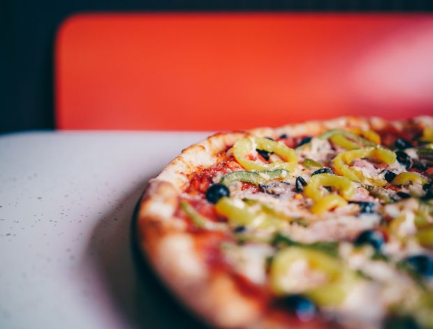 Jak przygotować pyszną pizzę w domu – przepis i wskazówki