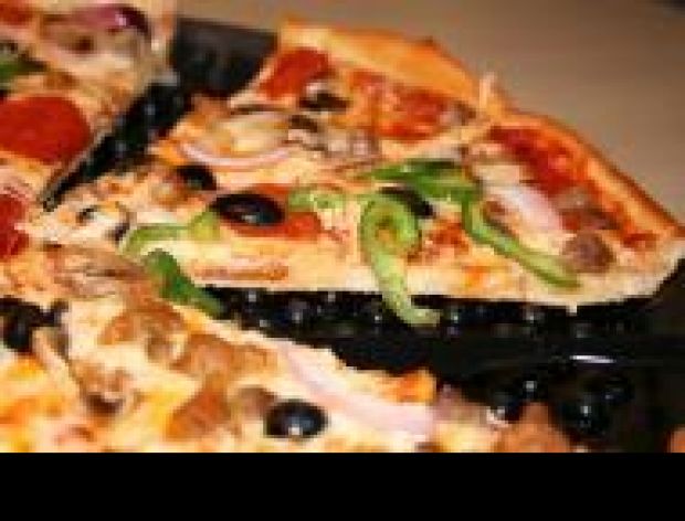 Pizza neapolitańska na drewnie z trumien