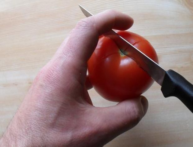 Sposób obrania pomidora ze skórki