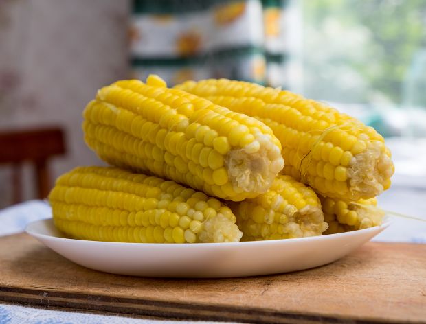 Jak przyrządzić kukurydzę z masłem?