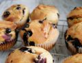 Bezjajeczne muffiny orkiszowe z jagodami
