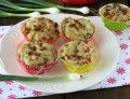 Drożdżowe muffinki z kabanosami 