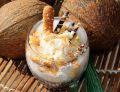 Kokosowy deser z bitą śmietaną i słomką ptysiową