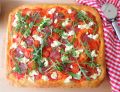 Pizza na grubym cieście z salami i pomidorkami