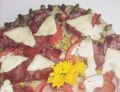 Pizza z fasolką szparagową, salami i serem 