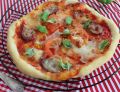 Pizza z kiełbasą i pomidorami 