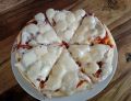 Pizza z patelni z białą kiełbasą i czerwoną cebulą