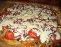 Pizza z pomidorem i pieczarką  