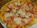 Pizza z szynką i mozzarellą