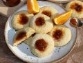 Pomarańczowe ciasteczka z kaszą manną i konfiturą