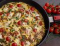 Rodzinny omlet z mozzarellą, pomidorkami i serem