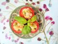 Sałatka makaronowa z warzywami w pomidorach 