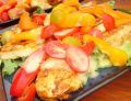 Sałatka z kurczakiem, warzywami i serem halloumi 