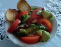 Sałatka z pomidorem, awokado i grzankami