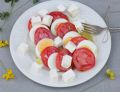Sałatka z pomidorów, jajek i serka 