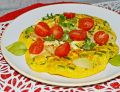Serowy omlet z ziemniakami, szparagami i papryką 