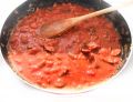 Sos pomidorowy z cebulką, kiełbasą i papryką