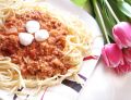 Spaghetti po bolońsku z mini mozzarellą 