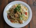 Spaghetti z krewetkami i warzywami po azjatycku 