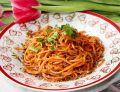 Spaghetti z marchewki z miodem i płatkami lnianymi