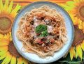 Spaghetti z sosem mięsnym i pomidorami