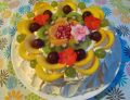 Tort bezowy z kremem i owocami 
