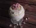 Tort cappuccino z żywymi kwiatami